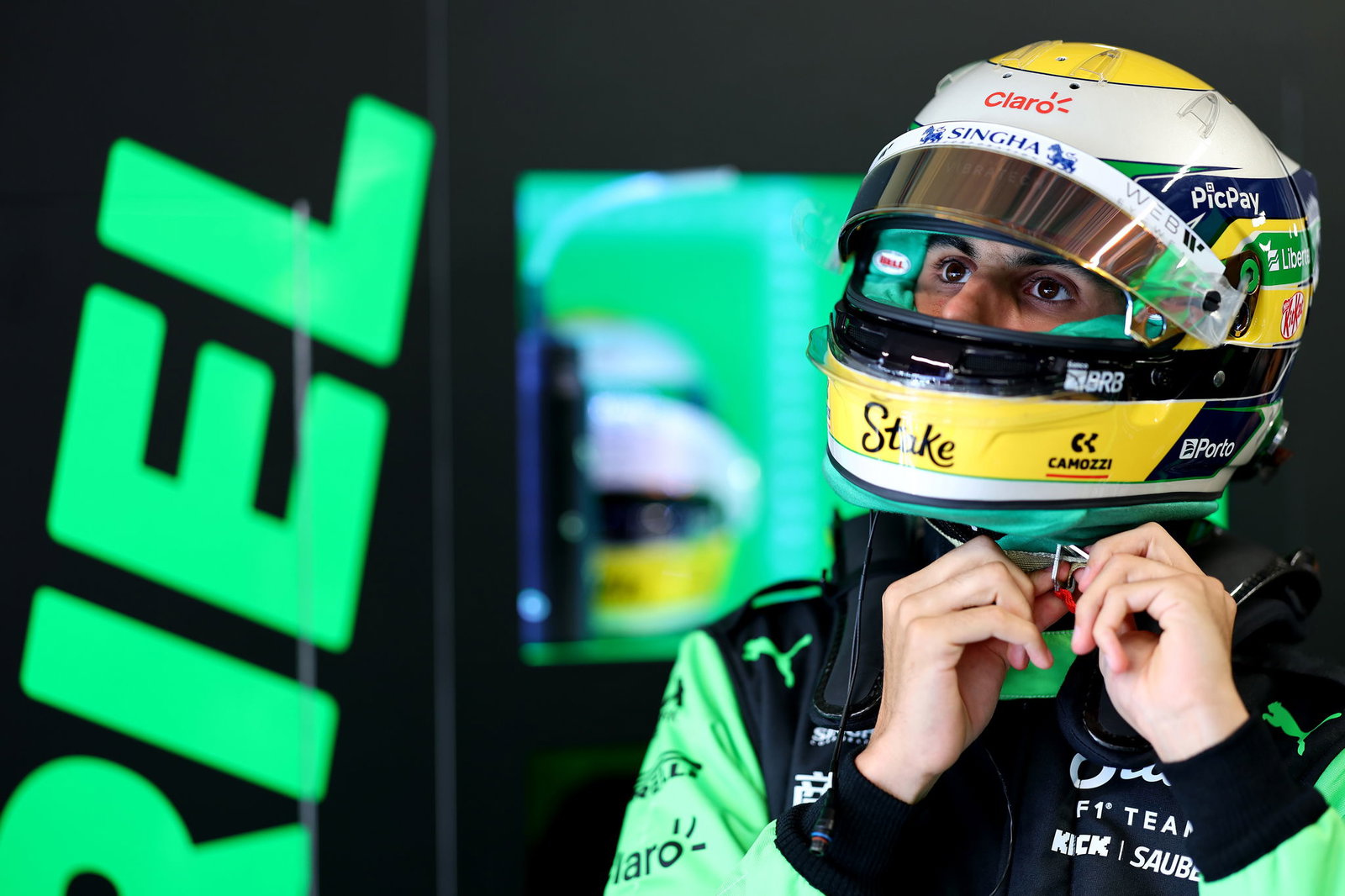 Bortoleto wears Senna's helmet colours 